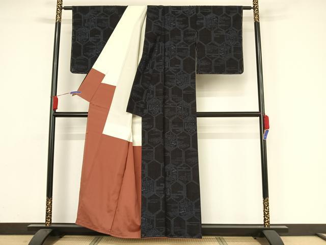 平和屋着物○本場結城紬 重要無形文化財 80亀甲 幾何学文様 黒地