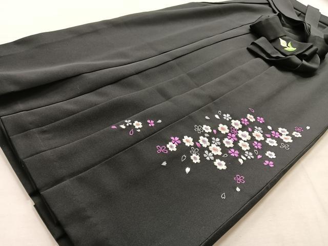 平和屋着物●女性　行灯袴　刺繍　舞桜　黒地　洗える着物　AAAZ3369np