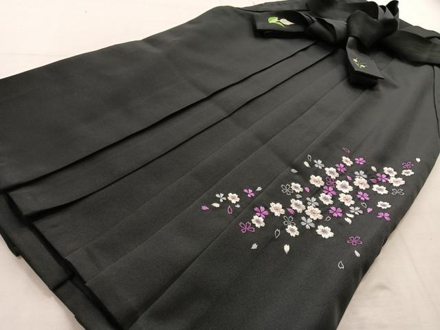平和屋着物●女性　行灯袴　刺繍　舞桜　黒地　洗える着物　AAAZ3370np