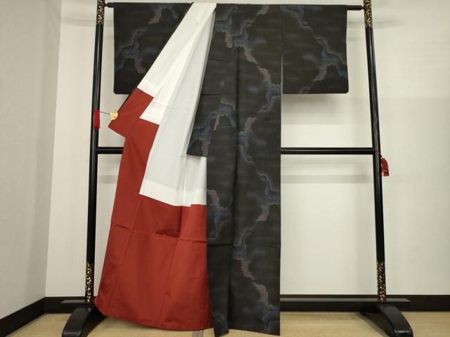 平和屋着物○本場大島紬 カタス9マルキ 雲重ね吉祥文 黒地 正絹 逸品