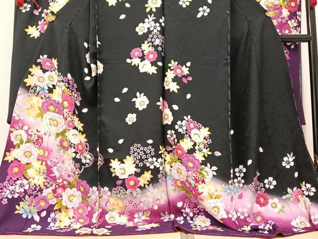 平和屋着物○豪華振袖 刺繍 舞花文 暈し染め 黒地 銀彩 仮