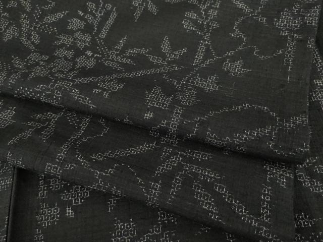 平和屋着物●結城紬　80亀甲　唐草文　黒地　正絹　逸品　AAAZ8924ck