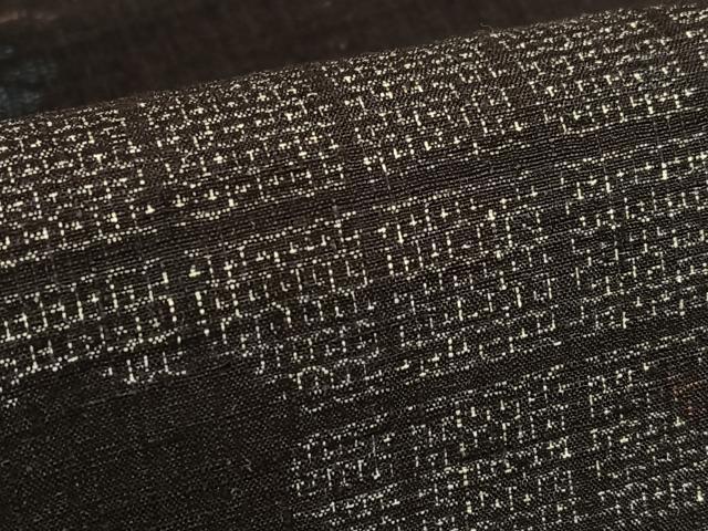 平和屋着物○本場結城紬 重要無形文化財 飛び亀甲柄 草花文 黒地