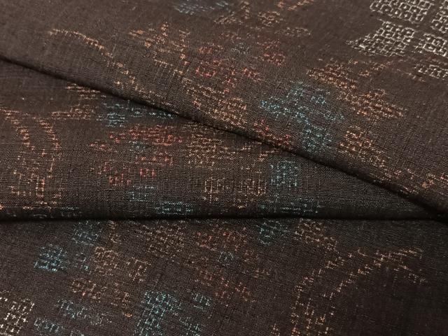 平和屋着物○本場結城紬 重要無形文化財 飛び亀甲柄 草花文 黒地