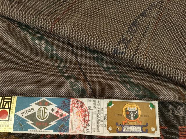 平和屋着物●本場大島紬　純泥染め　手織り　カタス7マルキ　蔓帯花文　尚田隆満作　証紙付き　正絹　逸品　AABA3352ck