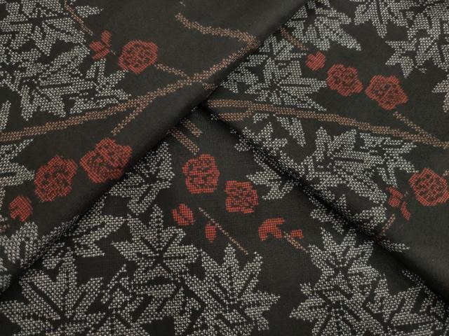 平和屋着物●本場大島紬　カタス9マルキ　枝梅　楓　黒地　正絹　逸品　AABA4864ck