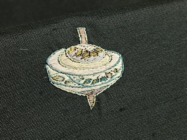 平和屋着物○本場大島紬 訪問着 作家物 刺繍 コマ 黒地 正絹 逸品
