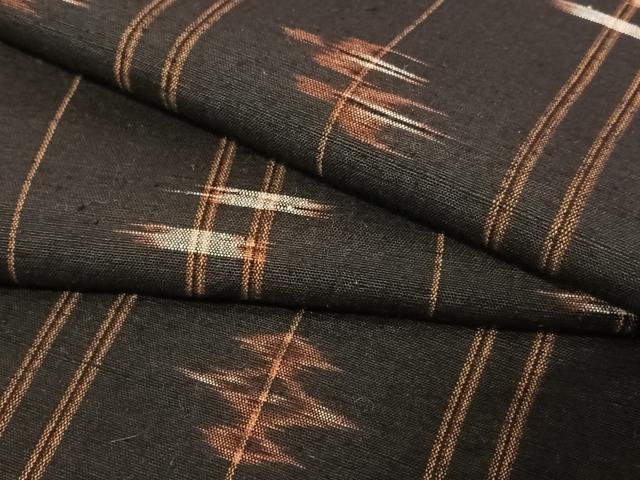 平和屋着物●国指定重要無形文化財　本場久米島紬　手織　飛鳥文　正絹　逸品　AABB6402zg