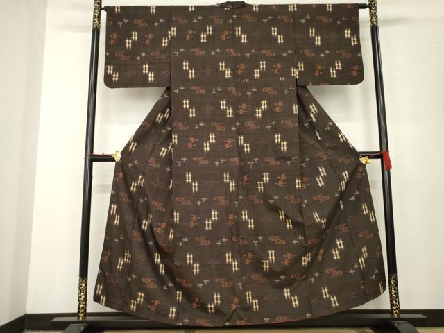 平和屋着物●国指定重要無形文化財　本場久米島紬　飛鳥文　手織　正絹　逸品　AABB7906ck 平和屋着物○国指定重要無形文化財 本場久米島紬 飛鳥文