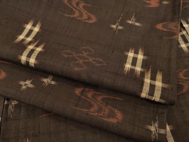 平和屋着物●国指定重要無形文化財　本場久米島紬　飛鳥文　手織　正絹　逸品　AABB7906ck