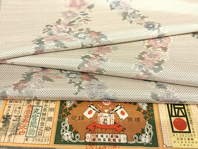 平和屋着物●本場大島紬　白大島　カタス7マルキ　総絣　草花文　丸宮織物謹製　証紙付き　正絹　逸品　未使用　AABC0130zg