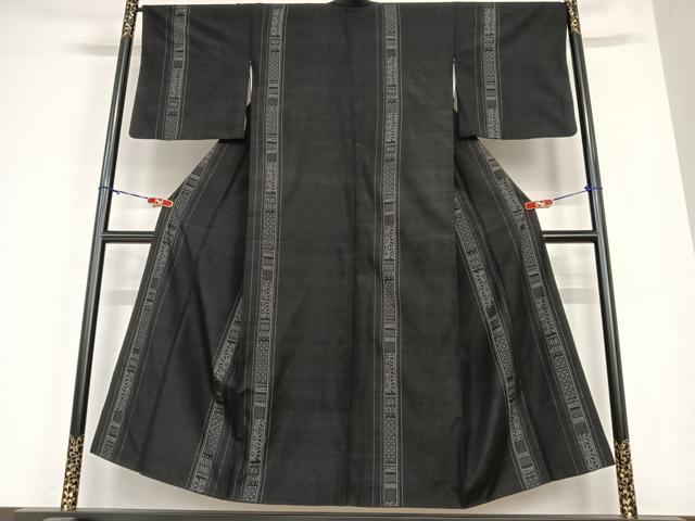 平和屋着物●結城紬　100亀甲　飛び亀甲柄　間道　黒地　やまと誂製　正絹　逸品　AABC0144zg 平和屋着物○結城紬 100亀甲 飛び亀甲柄 間道 黒地 やまと誂製 正絹