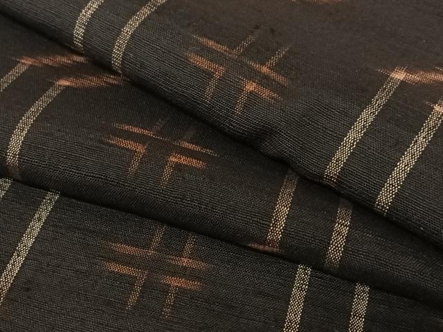 平和屋着物●国指定重要無形文化財　本場久米島紬　手織　幾何学文様　正絹　逸品　AABC0191zg