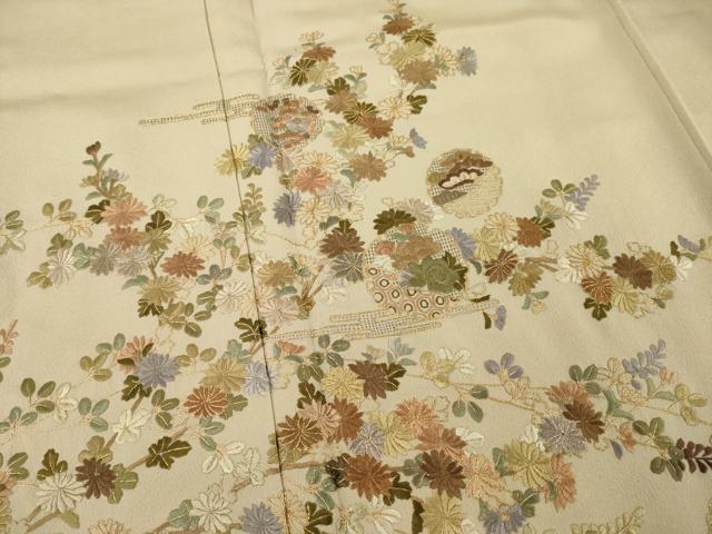 YU！スワトウ刺繍　紬　錆浅葱　しつけ糸有り　裄66 身丈160 襟内に薄 YU！スワトウ刺繍 紬 錆浅葱 しつけ糸有り 裄66 身丈160 襟内に薄 美品