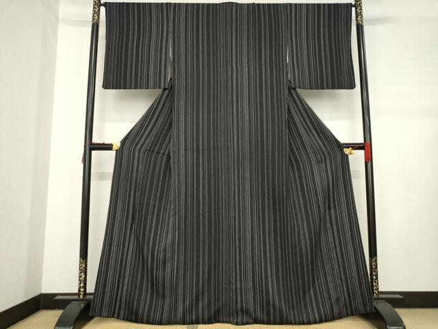 平和屋着物●上質な小紋　よろけ縞　黒地　鈴乃屋扱い　正絹　逸品　AABD1143ck 平和屋着物○上質な小紋 よろけ縞 黒地 鈴乃屋扱い 正絹 逸品 AABD1143ck