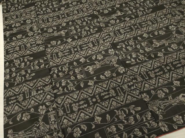 平和屋着物●本場大島紬　カタス9マルキ　横段人物花蔦草文　黒地　正絹　逸品　AABE7758ck 平和屋着物○本場大島紬 カタス9マルキ 横段人物花蔦草文 黒地 正絹