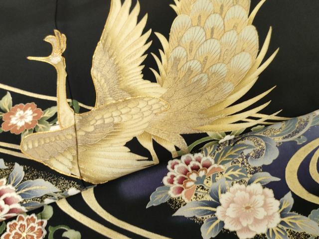 正絹黒留袖　作家物　立波雪輪孔雀枝花文　金彩　⑦( 訪問着、紬、袋帯なども出品) 正絹黒留袖 孔雀花文 暈し染め 金彩 ⑦( 訪問着、紬、袋帯なども出品