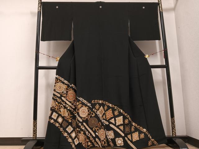 平和屋着物●創業460年・千總　黒留袖　駒刺繍　花唐草文　金彩　高島屋扱い　正絹　逸品　AABE8925ph