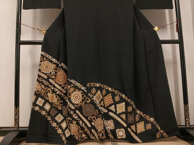 平和屋着物●創業460年・千總　黒留袖　駒刺繍　花唐草文　金彩　高島屋扱い　正絹　逸品　AABE8925ph_2