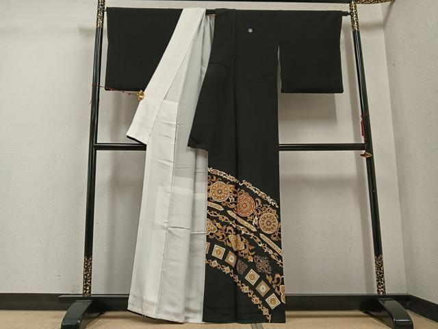 平和屋着物●創業460年・千總　黒留袖　駒刺繍　花唐草文　金彩　高島屋扱い　正絹　逸品　AABE8925ph_1
