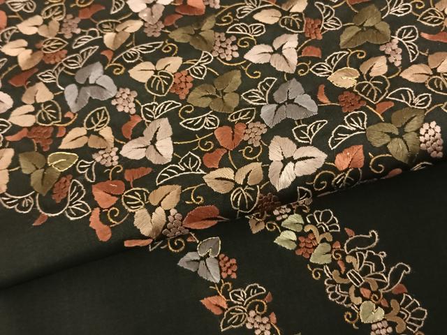 平和屋着物●訪問着　本場大島紬　総刺繍　葡萄蔦の葉文　黒地　金糸　正絹　逸品　AABF0689fy 平和屋着物○訪問着 本場大島紬 総刺繍 葡萄蔦の葉文 黒地 金糸 正絹