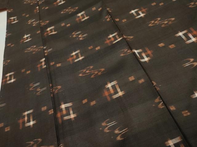 平和屋着物●国指定重要無形文化財　本場久米島紬　手織　琉球絣文様　正絹　逸品　未使用　AABF1007cs