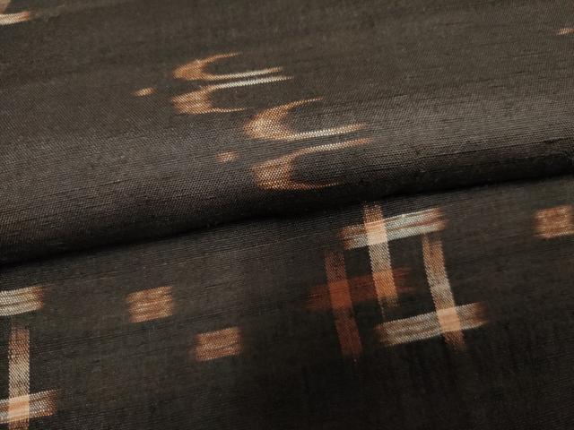 平和屋着物●国指定重要無形文化財　本場久米島紬　手織　琉球絣文様　正絹　逸品　未使用　AABF1007cs