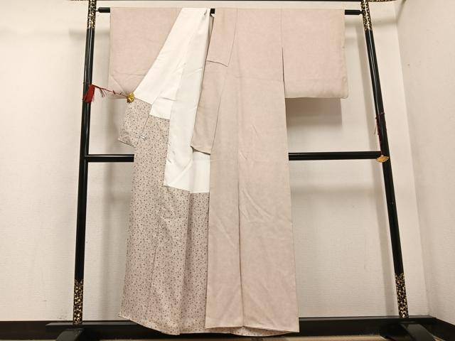 平和屋着物●伝統工芸士　吉田博　小紋　花唐草地紋　練色　正絹　逸品　AABF5397ph_2