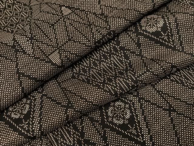 平和屋着物●本場大島紬　一元7マルキ　幾何学花文　正絹　逸品　AABF6981ph 平和屋着物○本場大島紬 一元7マルキ 幾何学花文 正絹 逸品 AABF6981ph