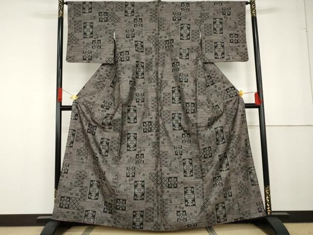 平和屋着物●本場大島紬　泥染め　カタス9マルキ　色紙吉祥花文　正絹　逸品　AABG3483cs_1