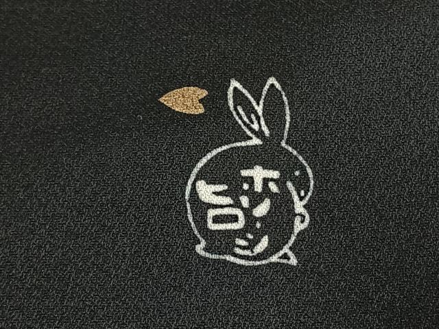 平和屋着物●人形作家・ホリヒロシ　小紋　横笛　黒地　金彩　正絹　逸品　AABH0582fy_7