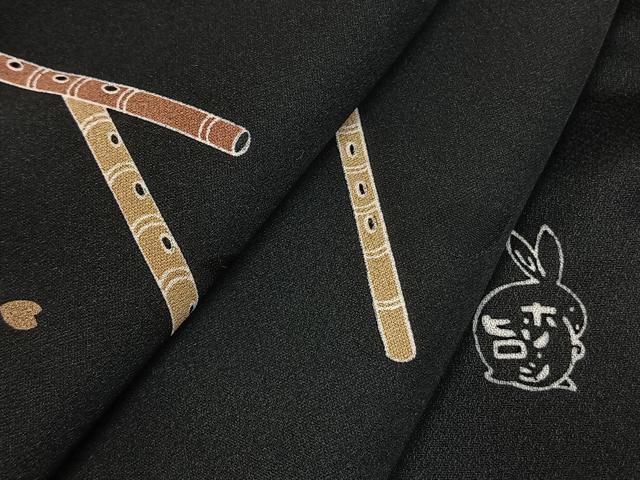 平和屋着物●人形作家・ホリヒロシ　小紋　横笛　黒地　金彩　正絹　逸品　AABH0582fy