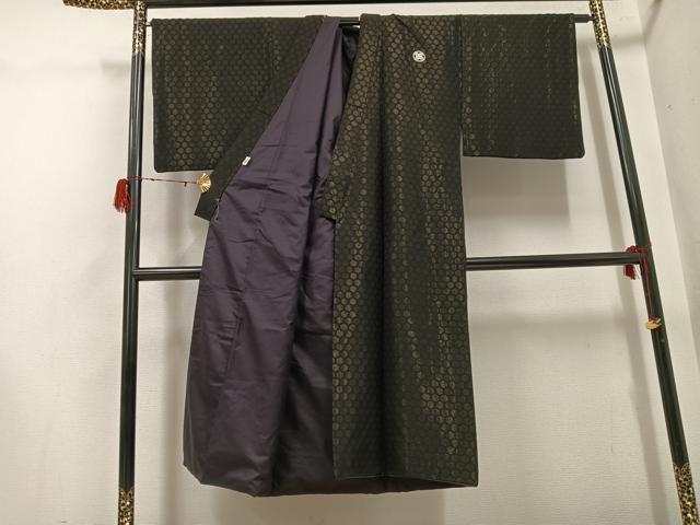 平和屋着物●男性　黒紋付・羽織セット　亀甲文　金通し地　正絹　逸品　AABH2070ph_1