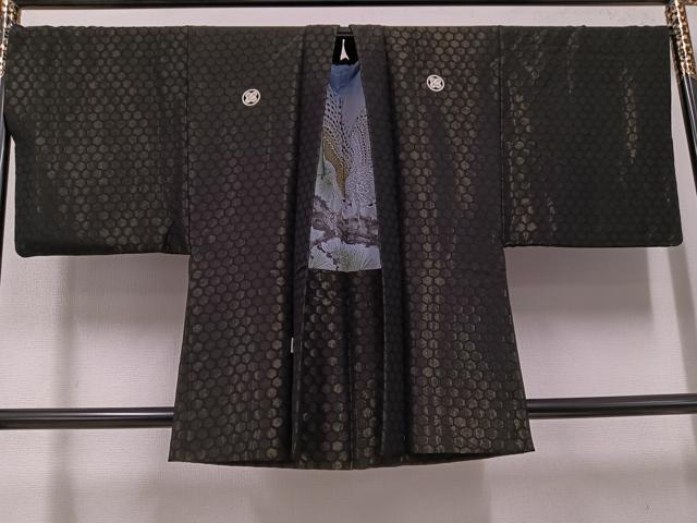 平和屋着物●男性　黒紋付・羽織セット　亀甲文　金通し地　正絹　逸品　AABH2070ph_7