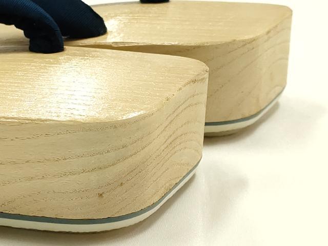 平和屋着物●男性　和装小物　下駄　伊と忠　鼻緒:紺　逸品　未使用　AABH4392ay 平和屋着物○男性 和装小物 下駄 伊と忠 鼻緒：紺 逸品 未使用