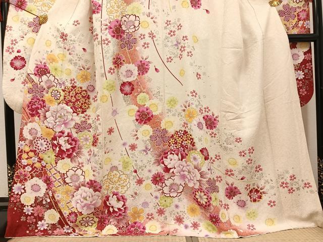 平和屋着物●豪華振袖　刺繍　花蝶文　銀彩　銀通し地　正絹　逸品　AABH8306ph_2