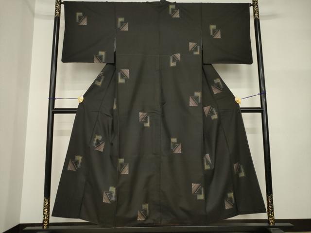 平和屋着物●本場大島紬　カタス9マルキ　地空き　色紙重ね文　黒地　正絹　逸品　AABI5147ck_1