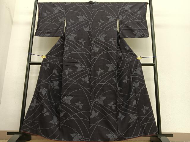 平和屋着物●本場結城紬　重要無形文化財　100亀甲　舞蝶文　正絹　逸品　BAAT6702hv 平和屋着物○本場結城紬 重要無形文化財 100亀甲 舞蝶文 正絹