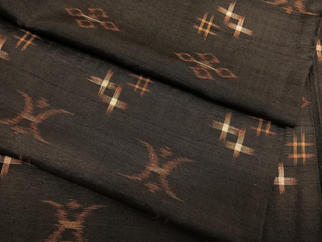 平和屋着物●国指定重要無形文化財　本場久米島紬　手織　絣文様　正絹　逸品　BAAT6735hv