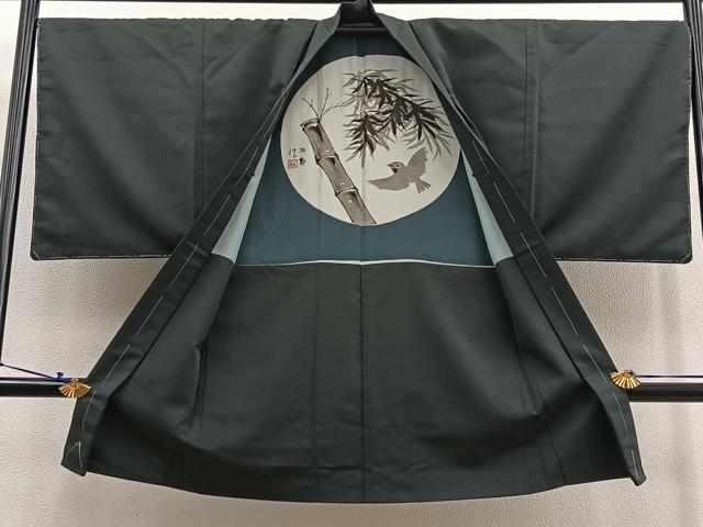 平和屋着物＃男性 長羽織 紬 錆鉄御納戸色 羽裏：竹雀 正絹 逸品 