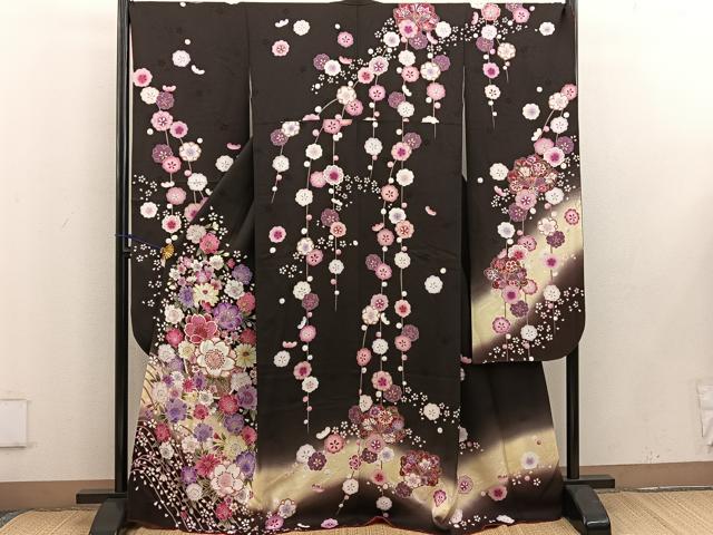 平和屋着物●豪華振袖　駒刺繍　舞桜文　暈し染め　黒地　金彩　京都きもの友禅扱い　正絹　逸品　BAAV6228mz