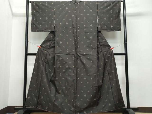 平和屋着物●本場米流紬　泥染め　琉球絣文様　反端付き　正絹　逸品　未使用　CAAS8689vf 平和屋着物○本場米流紬 泥染め 琉球絣文様 反端付き