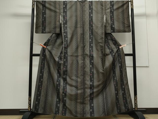 平和屋着物●本場大島紬　９マルキ　よろけ縞　正絹　逸品　AAAV9039np 平和屋着物○本場大島紬 9マルキ よろけ縞 正絹 逸品 AAAV9039np