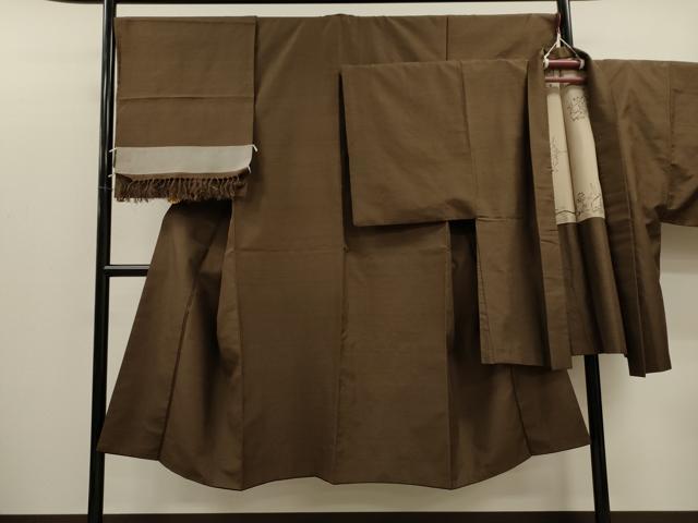 平和屋着物●極上 男性 石川県指定無形文化財 牛首紬 白山工房 手織り アンサンブル 樺茶色 羽裏：鳥獣戯画 反端付き 正絹 逸品 CAAT9296dy