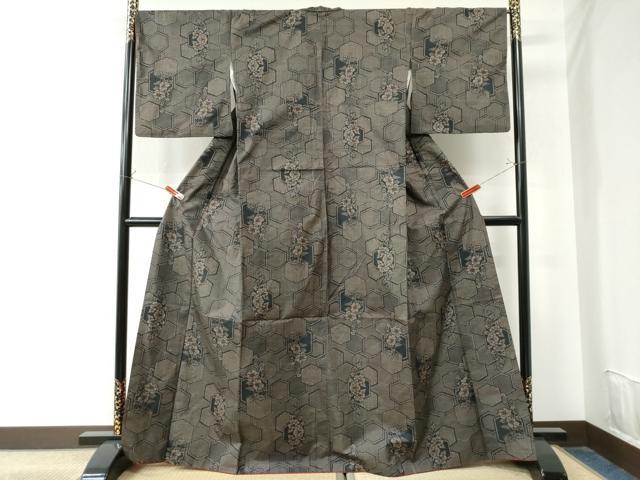 平和屋着物●本場大島紬　7マルキ　亀甲重ね花文　正絹　逸品　CAAU2050yc 平和屋着物○本場大島紬 7マルキ 亀甲重ね花文 正絹 逸品 CAAU2050yc