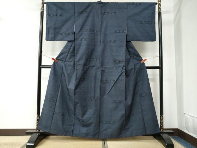 平和屋着物●本場染大島紬　舞葉文　黒地　まるやま扱い　正絹　逸品　CAAU9626vf 平和屋着物○本場染大島紬 舞葉文 黒地 まるやま扱い 正絹 逸品 CAAU9626vf