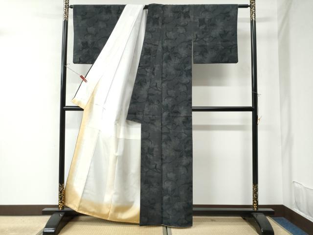 平和屋着物○本場真綿勝結城紬 100亀甲 唐草文 黒地 証紙付き 正絹