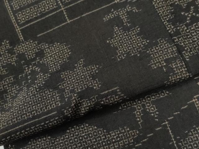 平和屋着物○結城紬 80亀甲 雲取り風景草花文 黒地 正絹 逸品 未