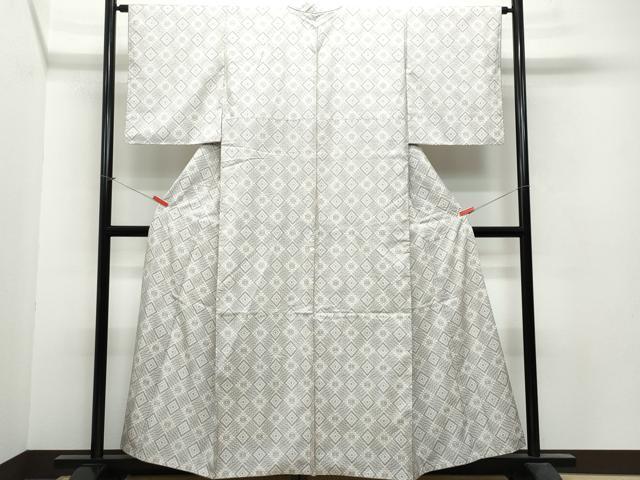 平和屋着物○本場大島紬 白大島 120亀甲 雲取り舞葉文 正絹