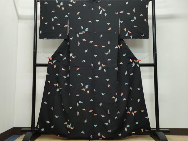 平和屋着物○上質な小紋 型染め 飛鳥文 黒地 鬼しぼ縮緬 正絹